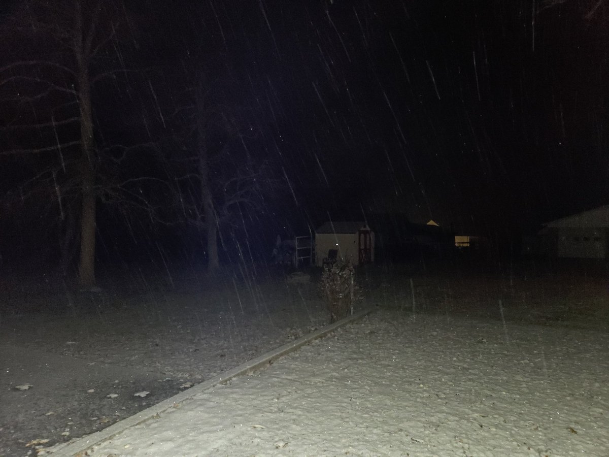 Verda15's tweet image. Getting white fast in Roanoke, LaRue County. @MarcWeinbergWX @JudeRedfield @KevinHarned @BenPeineWeather @BryceJonesWx @MatthewWine_wx @Kentuckyweather @WLKYJayCardosi