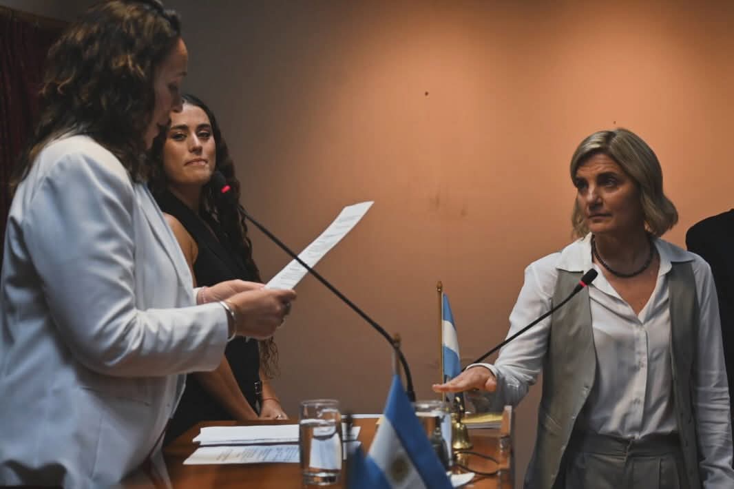 Les voy a contar este viernes en Magazine Café junto a <a href="/FloresDuperou/">Nico Flores Duperou</a> los anuncios que hizo el nuevo presidente del HCD en la asunción de los concejales.

Y como postre hubo una foto que tal vez marque el destino de la Oposición.
Nos escuchamos en horas.