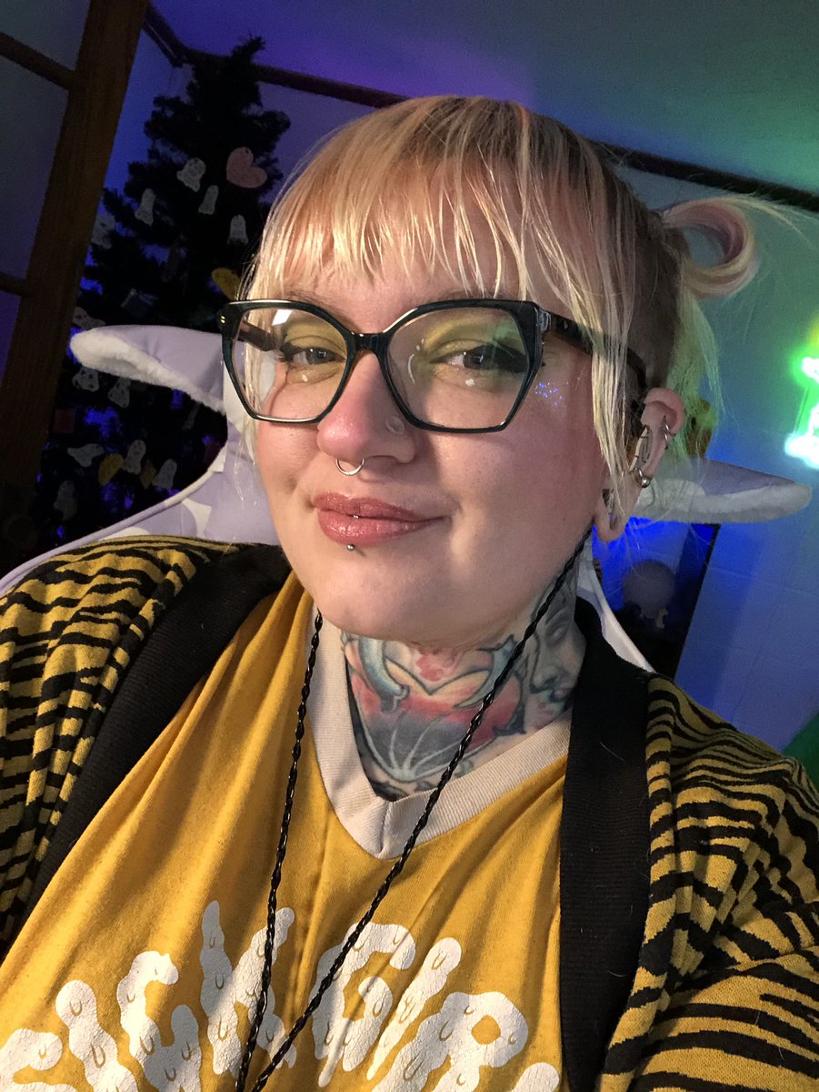GrumbleBeaTuna's tweet photo. Backroom goofin tonight, come vibe! 💜 https://t.co/tOsWf7RczV https://t.co/2dclhMIzzV