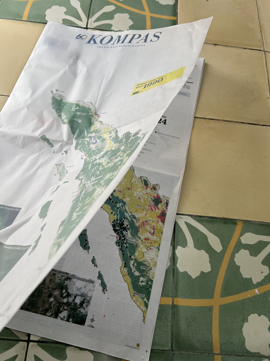 paksiraras's tweet image. gokil betul sampul @hariankompas pagi ini. Jaket kertas transparan yg menggambarkan perbandingan hutan Sumatra tahun 1990 vs hari ini