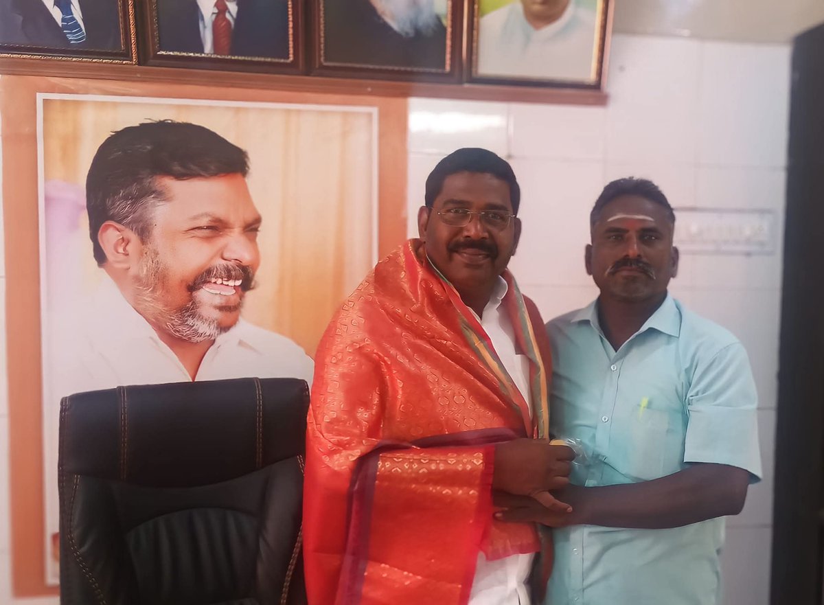 Mayavanvck69's tweet photo. #காலம்_தந்த_கருத்தியல் #சிந்தனையாளர்
நமது கட்சியின் பொதுச்செயலாளரும், காட்டுமன்னார்கோயில் சட்டமன்ற உறுப்பினருமான மாண்பமை அண்ணன் ம.சிந்தனைசெல்வன் அ��ர்களுக்கு நெஞ்சார்ந்த பிறந்தநாள் வாழ்த்துக்கள்..

@thirumaofficial @sinthanaivck #kattumannarkoilmla @velichamtvtamil https://t.co/twhxJhehID