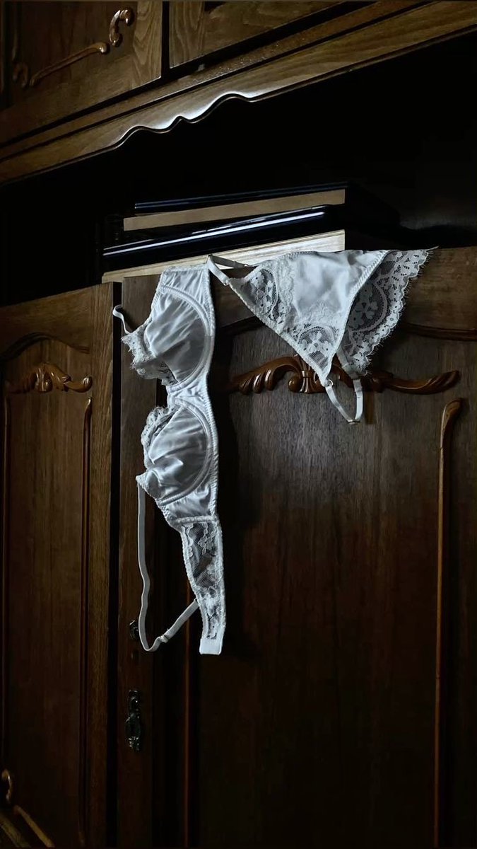 Esa sensación de ver ésto al día siguiente en tu casa....

#hotwife
#swinger
#MexicoSwinger