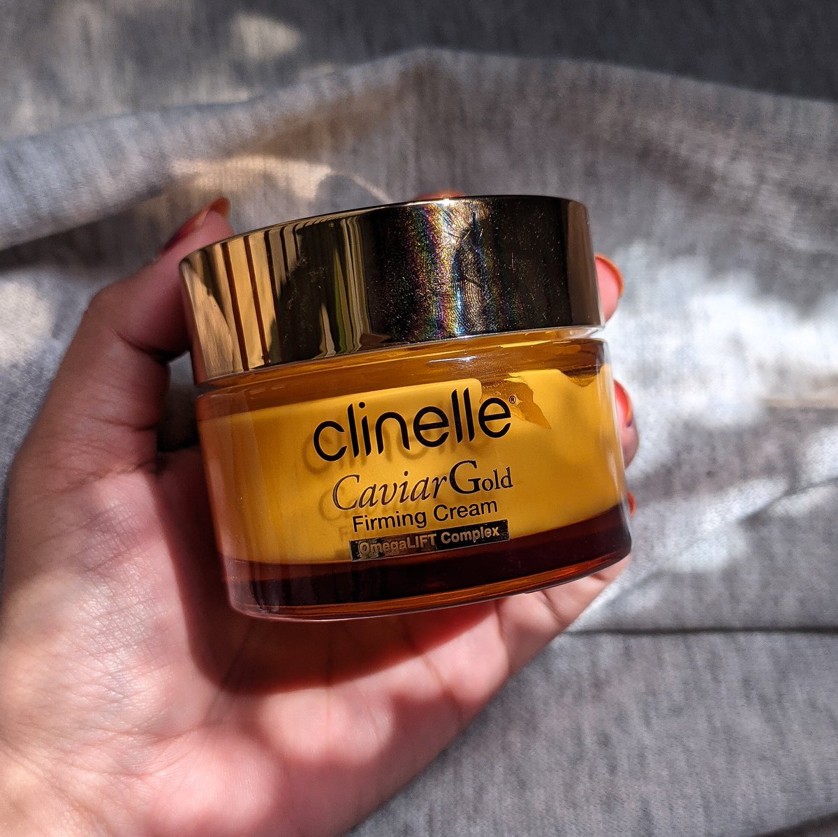 NOT ME FALLING IN LOVE WITH A GOLD MOISTURIZER 😭✨

Luxurious but inexpensive 

#ClinelleDermaskinWithAffordablePrice