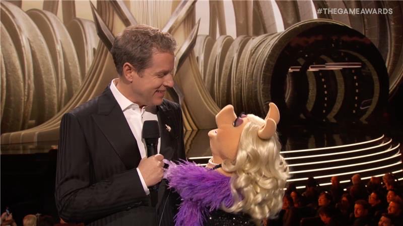 Razer's tweet photo. find someone who looks at you the same way @geoffkeighley looks at Miss Piggy #TheGameAwards https://t.co/FiBh51eGUV