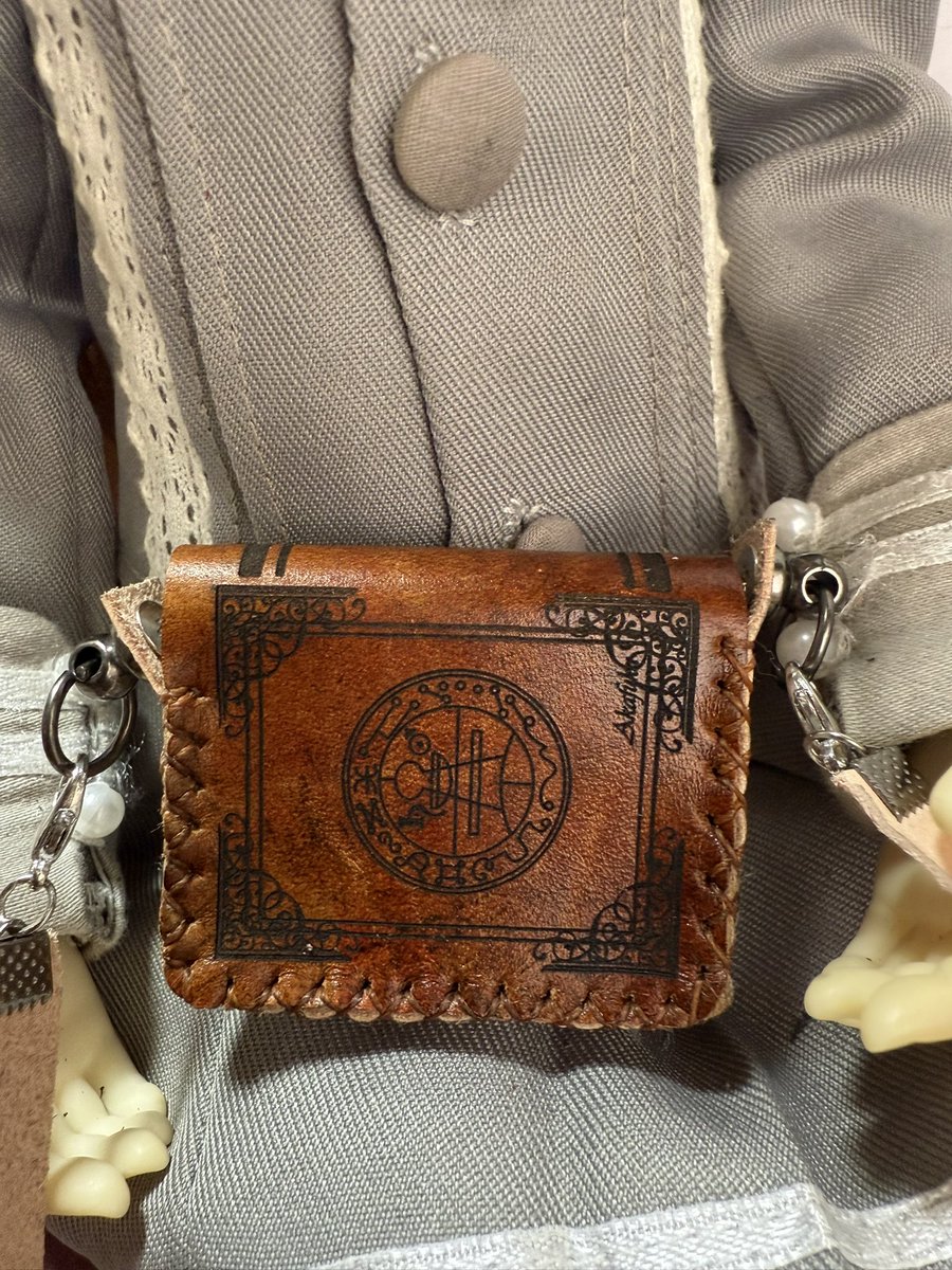 落ち着いた魔導書鞄を…と思ったのですが…中も同じ革が良かったか…う〜ん…これはこれで良いよね？（笑