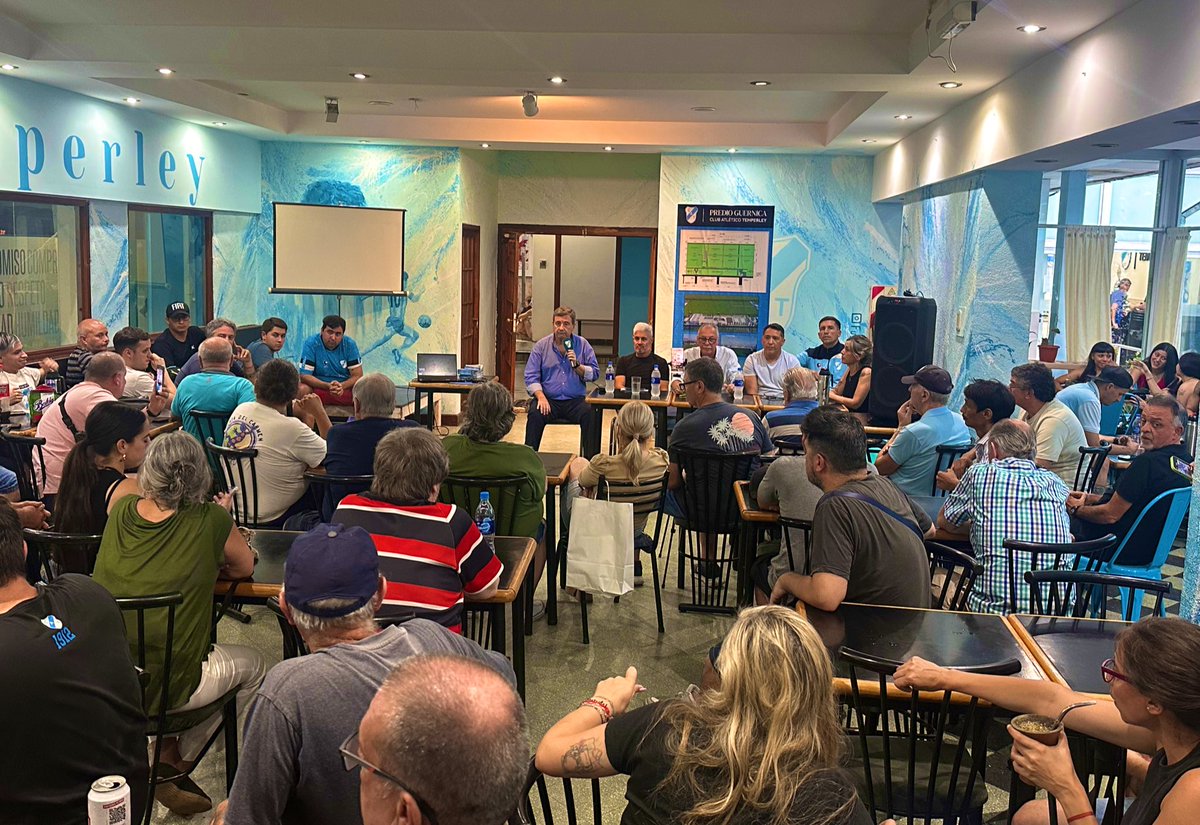TemperleyOK's tweet photo. Más de cien socios y socias participaron de una reunión abierta a un año de gestión 🙋🏻‍♂️🩵💁🏻‍♀️

Se realizaron preguntas sobre los avances en obras, el predio de Guernica, los deportes amateurs y el fútbol profesional. Una gestión que escucha y construye junto a sus hinchas. https://t.co/D8sLZiPTbf