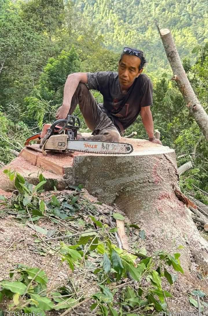 RamaAdamfaathir's tweet photo. Pak @ListyoSigitP berani menantang keputusan MK @officialMKRI bukan semata2 karena dia berani.

Sudah Pasti ini ada kekuatan elite besar yang berhasil nego sama POLRI @DivHumas_Polri  untuk menukar kekuasaan POLRI di kementrian dengan kesetiaan polisi melindungi kepentingan dinasti @jokowi dan oligarkinya untuk pencapresan @gibran_tweet dipemilu 2029. Agar mereka bisa bebas kembali merampok NKRI seperti 10 tahun belakangan ini.

Semua ini tentang keamanan dinasti jokowi dan bisnis oligarki yang membiayai jokowi selama ini.