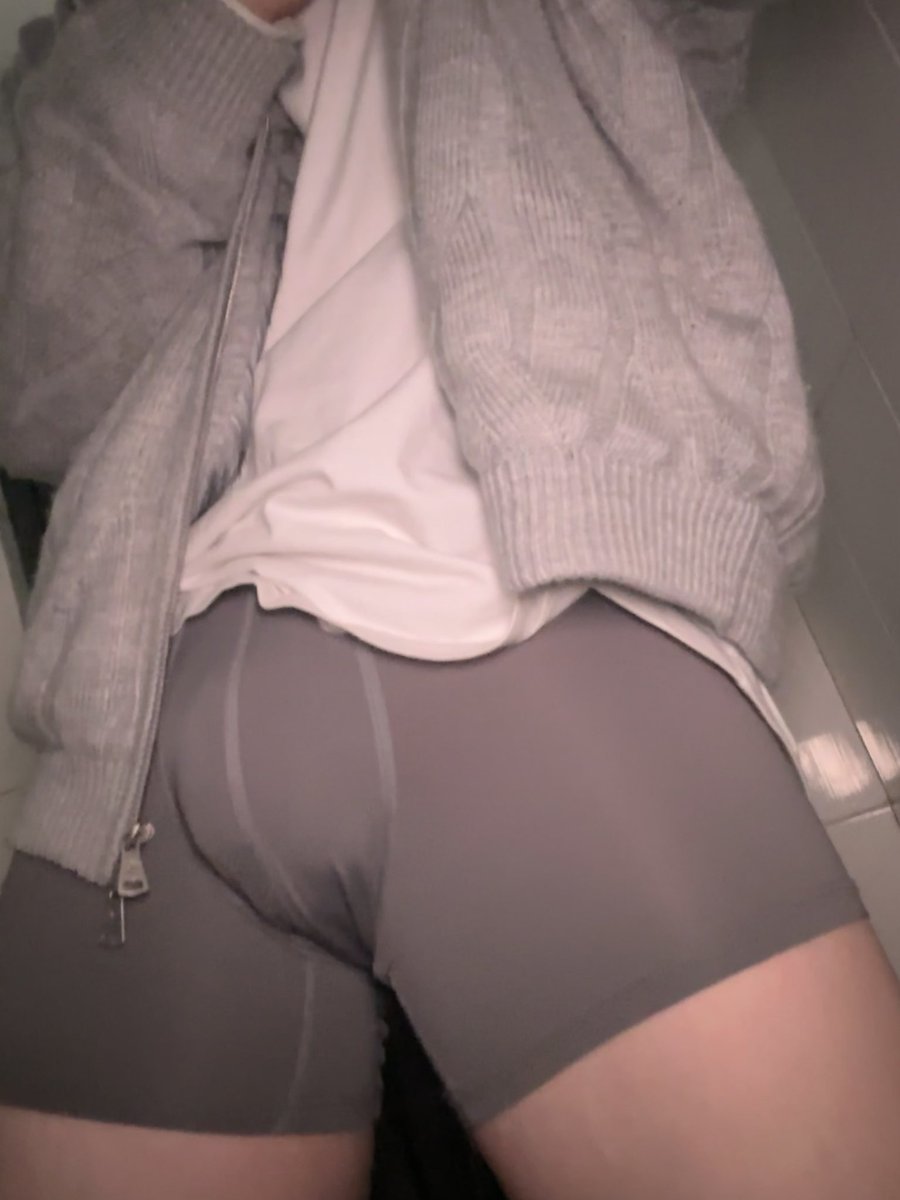 tanlianaima666's tweet photo. 生活不易，男大卖艺末生，谢谢支持。出原味内裤袜子。出本人视频。接一对一视频。 https://t.co/hqHCCJLihe
