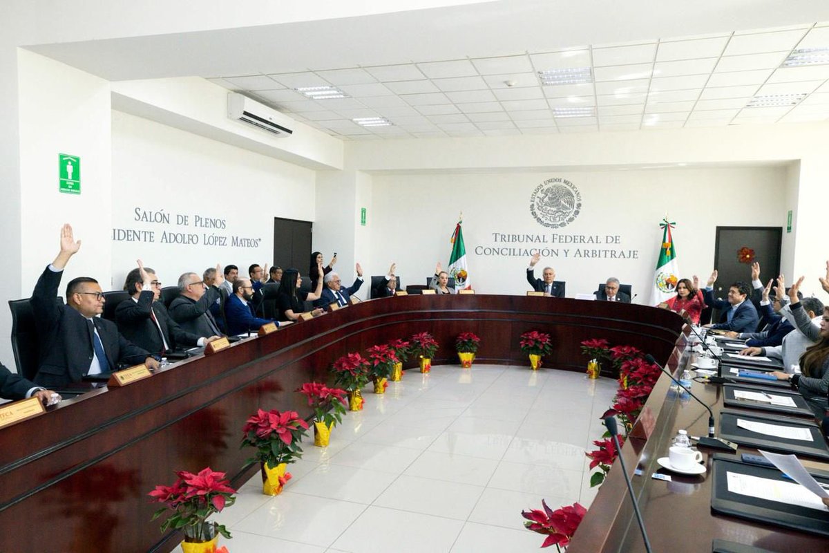 🇲🇽 El Mtro. Alfonso Cepeda Salas, Srio. Gral. del #SNTE, participó en la XLIII Sesión Ordinaria del Pleno del <a href="/TFCA_mx/">Tribunal Federal de Conciliación y Arbitraje</a>, encabezada por el Magistrado Presidente Cristóbal Arias Solís.
Acompañó el Prof. Emilio Ortiz Amaro, Secretario General de la Sección 11.