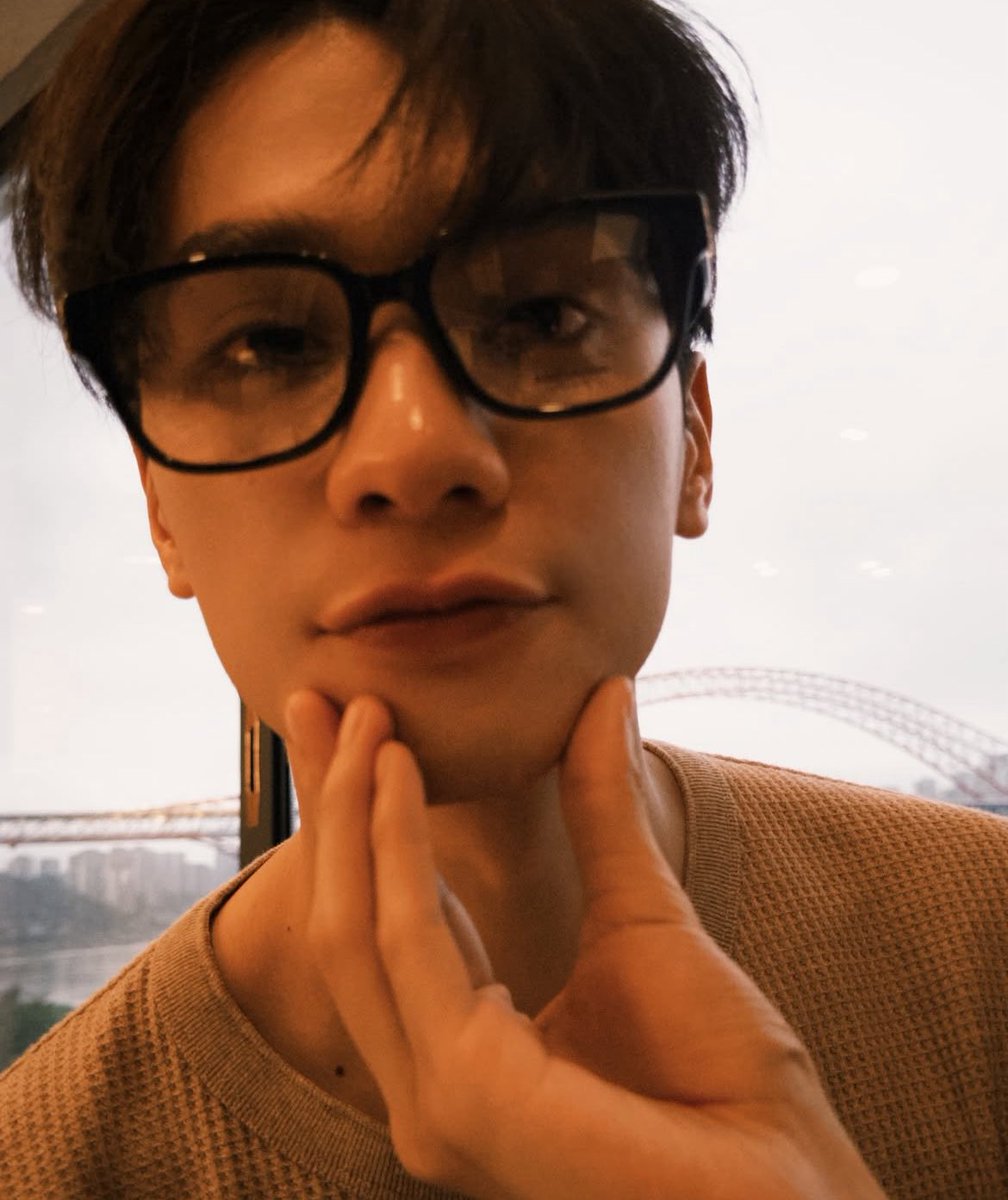 18LKQ's tweet photo. ท่าแสดงความเป็นเจ้าของนิหน่า https://t.co/s0pHj2IdKB