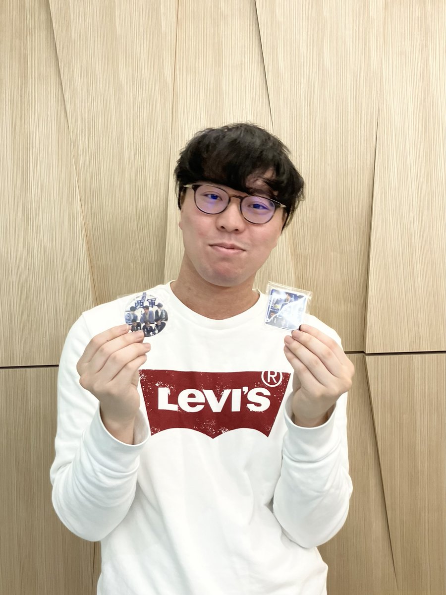 📣グッズ情報📣
🟦SUNTORY将棋オールスター 東西対抗戦2025🟥
キーホルダー、マフラータオル、缶バッチの展開で、東軍＆西軍の2種類をご用意✨
棋の音と日本将棋連盟オンラインストアにて販売中💛
#宮嶋健太 四段にもお持ちいただきました‼️