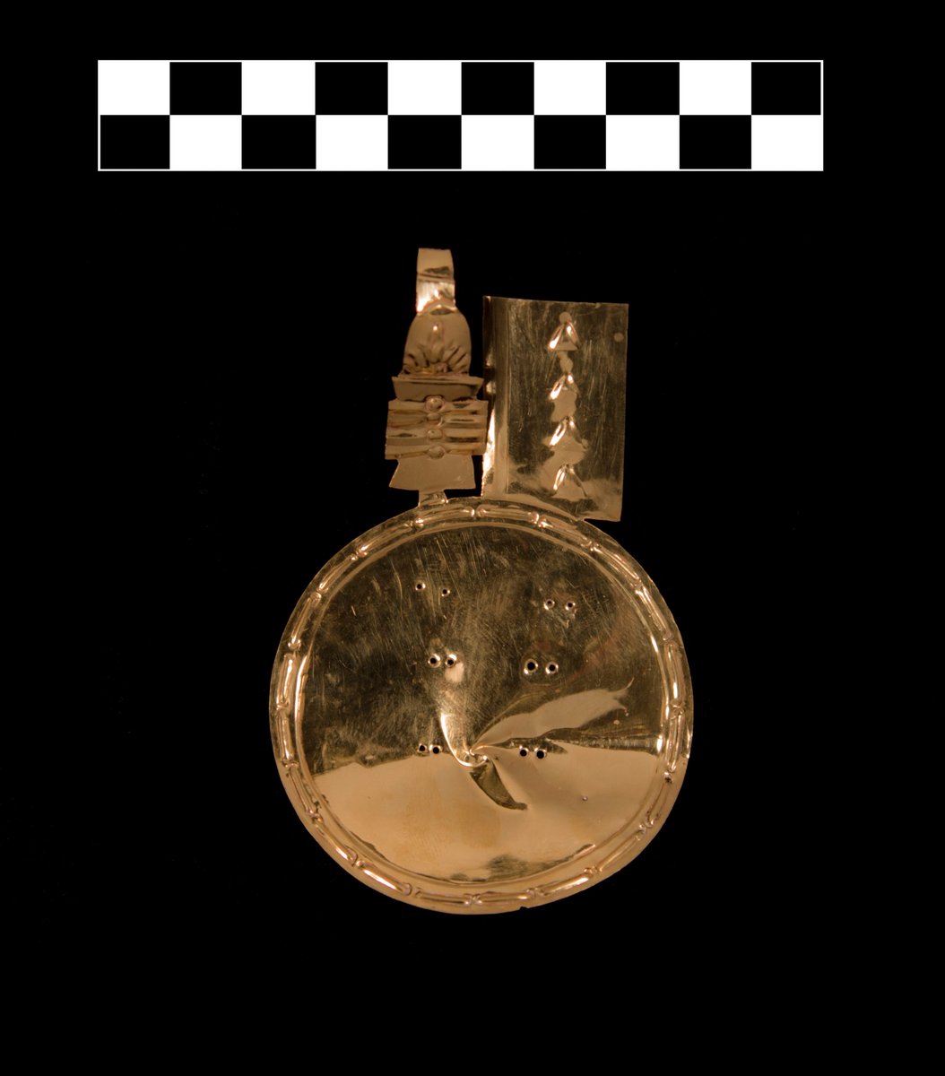 EL ORO DE TENOCHTITLAN
  Algunas de las espectaculares piezas de oro encontradas por el Proyecto Templo Mayor-INAH que hoy analizamos con investigadores del Instituto de Física de la UNAM. Se hicieron análisis de fluorescencia por rayos X para determinar el contenido de Au-Ag-Cu.