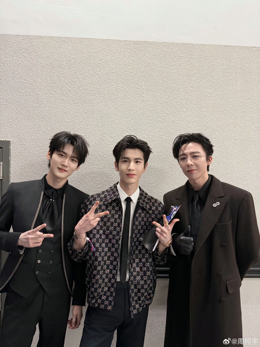 Trending on hot search: "#ZhouKeyu edited #LiuYuning's smile lines"

Zhou Keyu updated his post, replacing the group photo of him with #ZhangLinghe and Liu Yuning with an edited one that removed LYN's smile lines.
That's very thoughtful of him.