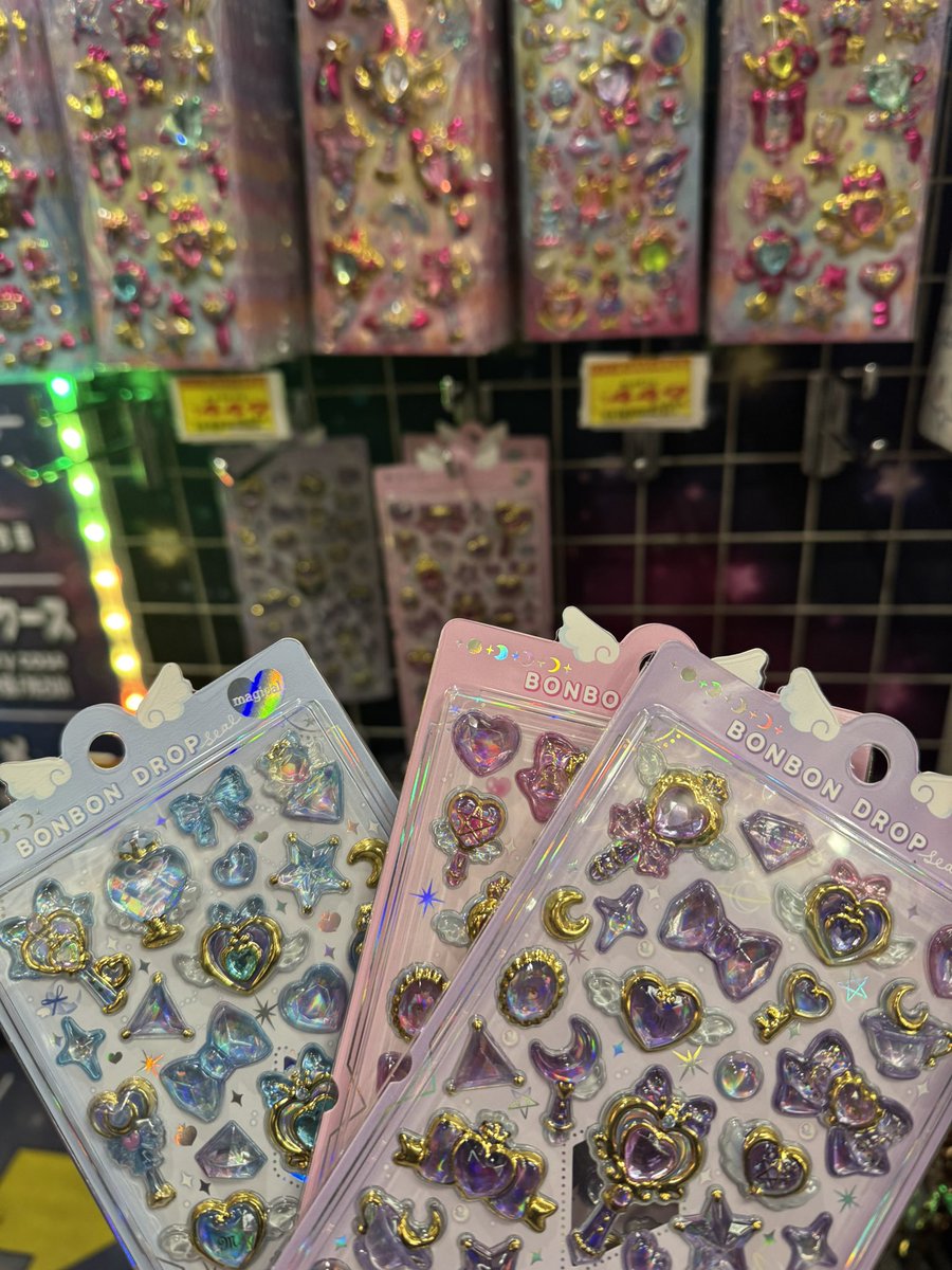 sayurimanabe's tweet photo. 新宿ドンキにボンボンドロップシール発見！！
お母さんたちが娘のために徘徊してる模様。
私もその一味です https://t.co/UOjXjJIv6J