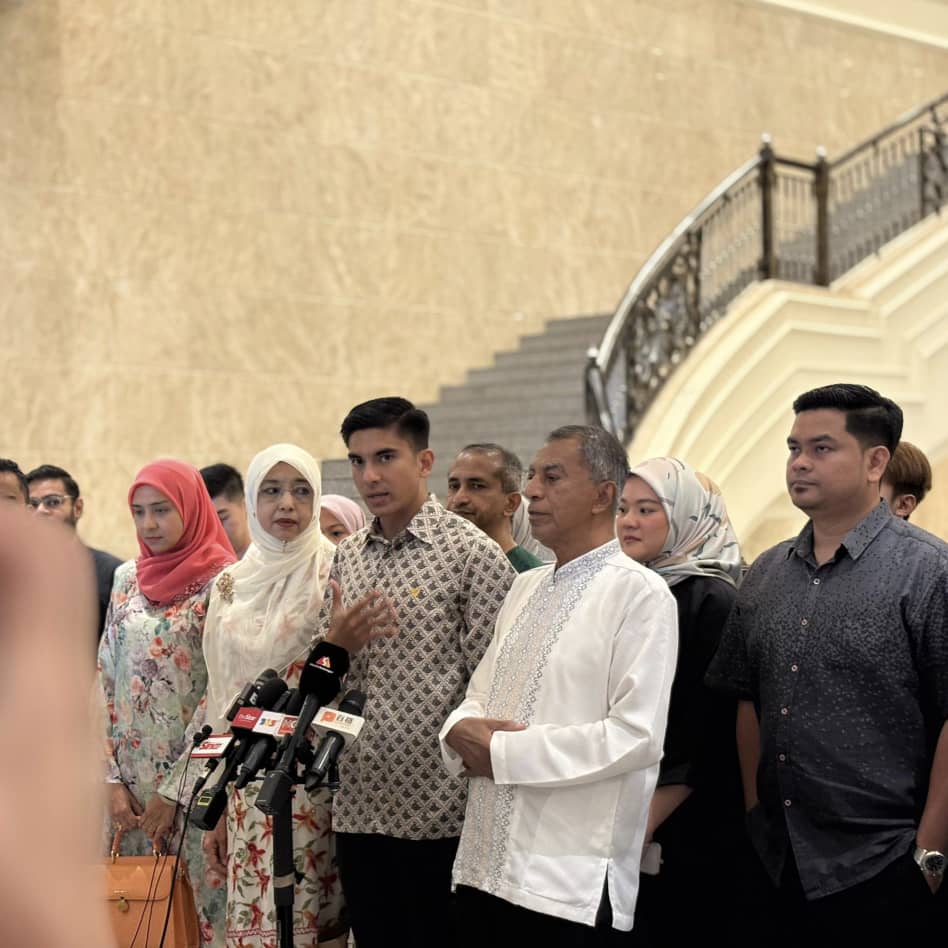 Prosiding kes YB Syed Saddiq di Mahkamah Persekutuan
12 Disember 2025

YB Syed Saddiq telah tiba di Istana Kehakiman bersama ahli keluarga, rakan-rakan dan kepimpinan MUDA.

Ikuti perkembangan prosiding hari ini.