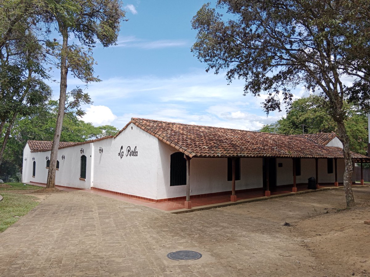 MalvenSilva's tweet photo. Hace 32 años estaba mi papá acompañándome en mi primer día en la @UIS. Hoy nos correspondió ir a llevar a MD a sus exámenes médicos de ingreso; se siente bonito, ahora en el rol de padre de familia... Recordé a Benedetti y su verbo «nostalgiar». https://t.co/fqBVjpsVey