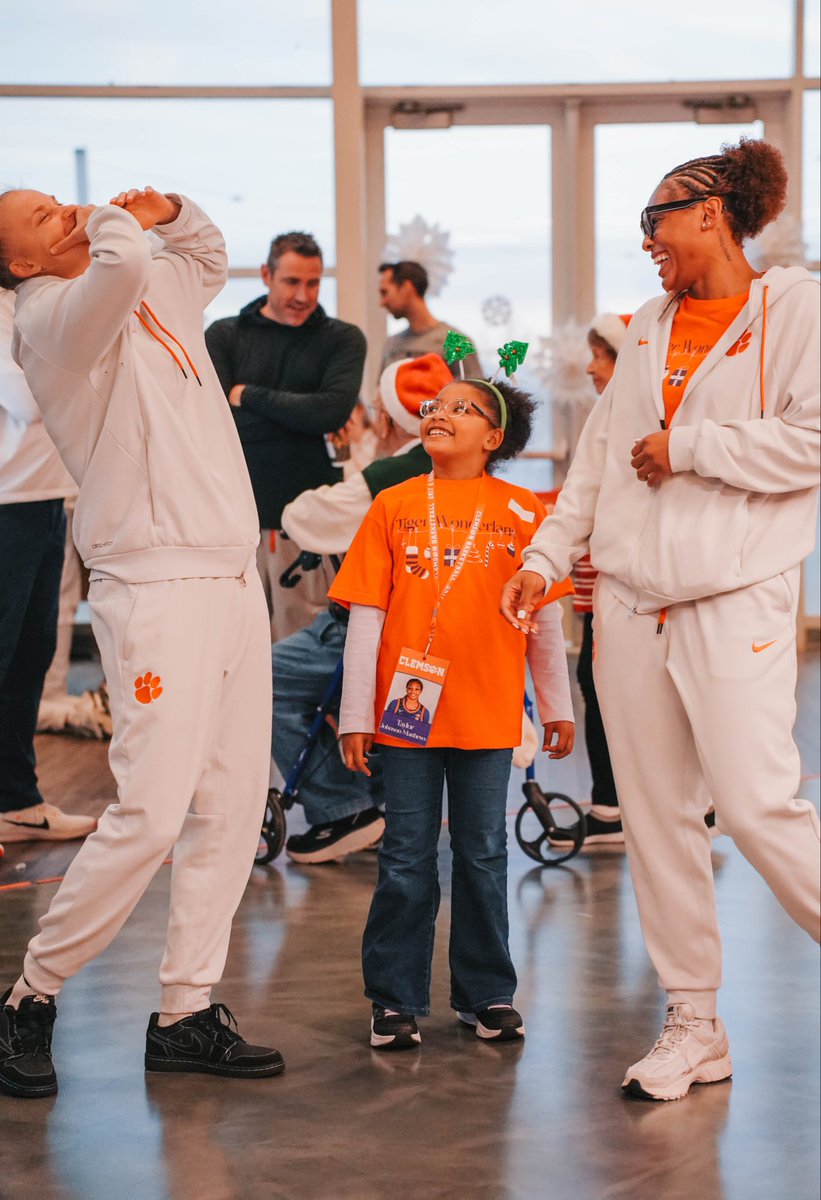 ClemsonWBB's tweet image. It's a Tiger Wonderland! 🎄🎁