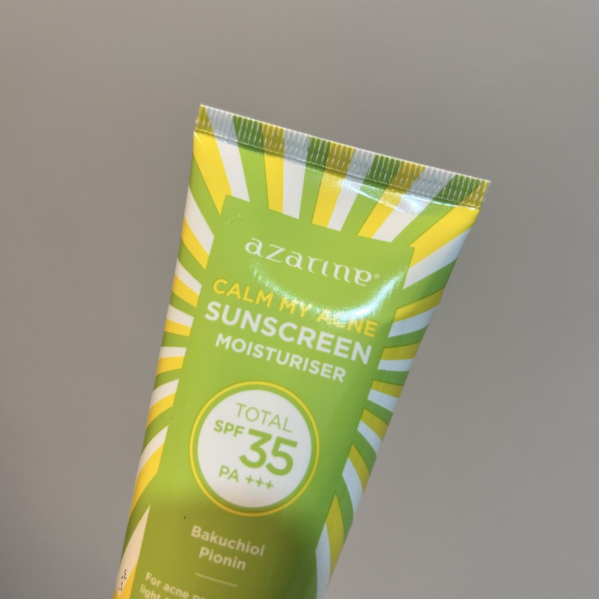 Ga perlu pusing lagi kalo pake SS buat muka berjerawat kaya aku! 

Solusinya ya pake produk andalan aku dari AZARINE Sunscreen Calm My Acne💚🤍