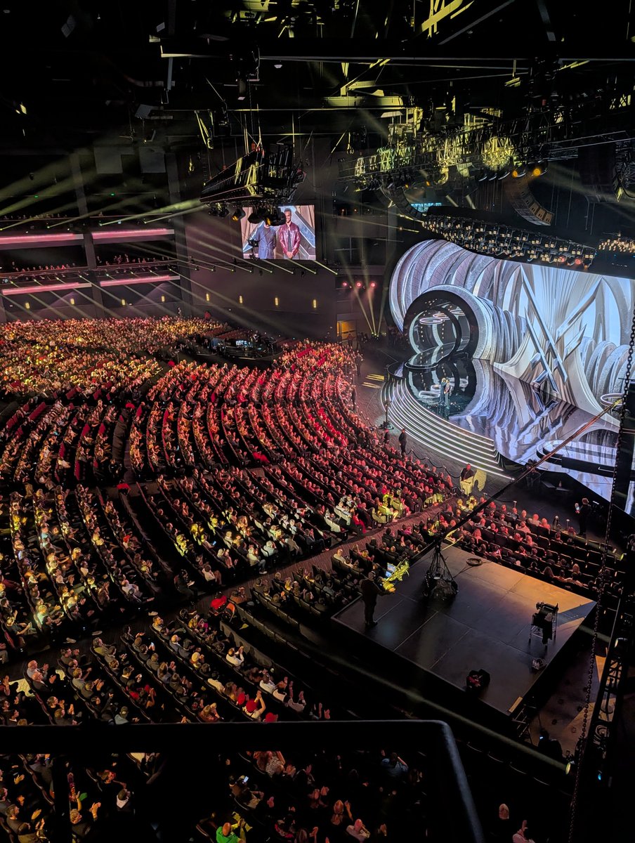 JakeBaldino's tweet photo. me at the game awards https://t.co/oFResaziOS