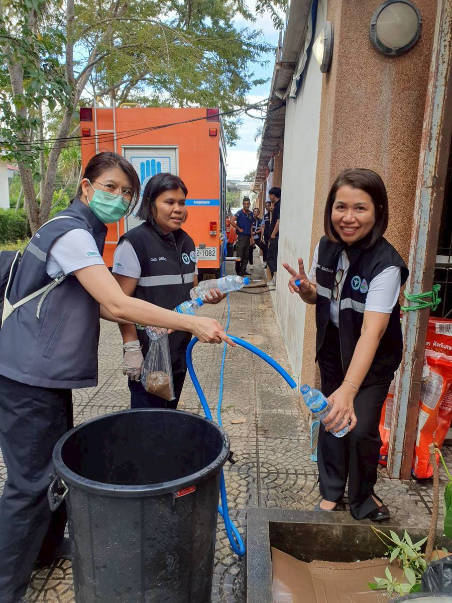 DMScNEWs's tweet image. 11 ธ.ค.2568 ศูนย์วิทยาศาสตร์การแพทย์ที่ 9 นครราชสีมา และ #ทีมLERTกรมวิทยาศาสตร์การแพทย์ ลงพื้นที่สุ่มตรวจอาหาร น้ำอุปโภคบริโภค ในศูนย์พักพิง และมอบชุดดูแลสุขภาพ ที่ศูนย์พักพิง จังหวัดสุรินทร์ บุรีรัมย์
#FromLabToLife  
#กรมวิทยาศาสตร์การแพทย์ 
#กระทรวงสาธารณสุข