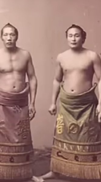 1896年頃に大砲万右エ門（左から3人目）の横綱土俵入りの写真に右から2