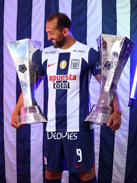 alejvillanueva9's tweet photo. Nos vamos a quedar con esta imagen de ganador. Xq cuando llegaron los que debieron sumar para ganar más títulos no les interesó ser profesionales y sólo no podías. Gracias eternas @Hernanbarcos, esta hinchada jamás te va a olvidar, ídolo. Éxitos en todo lo que se te viene. https://t.co/4wmPe23W8V