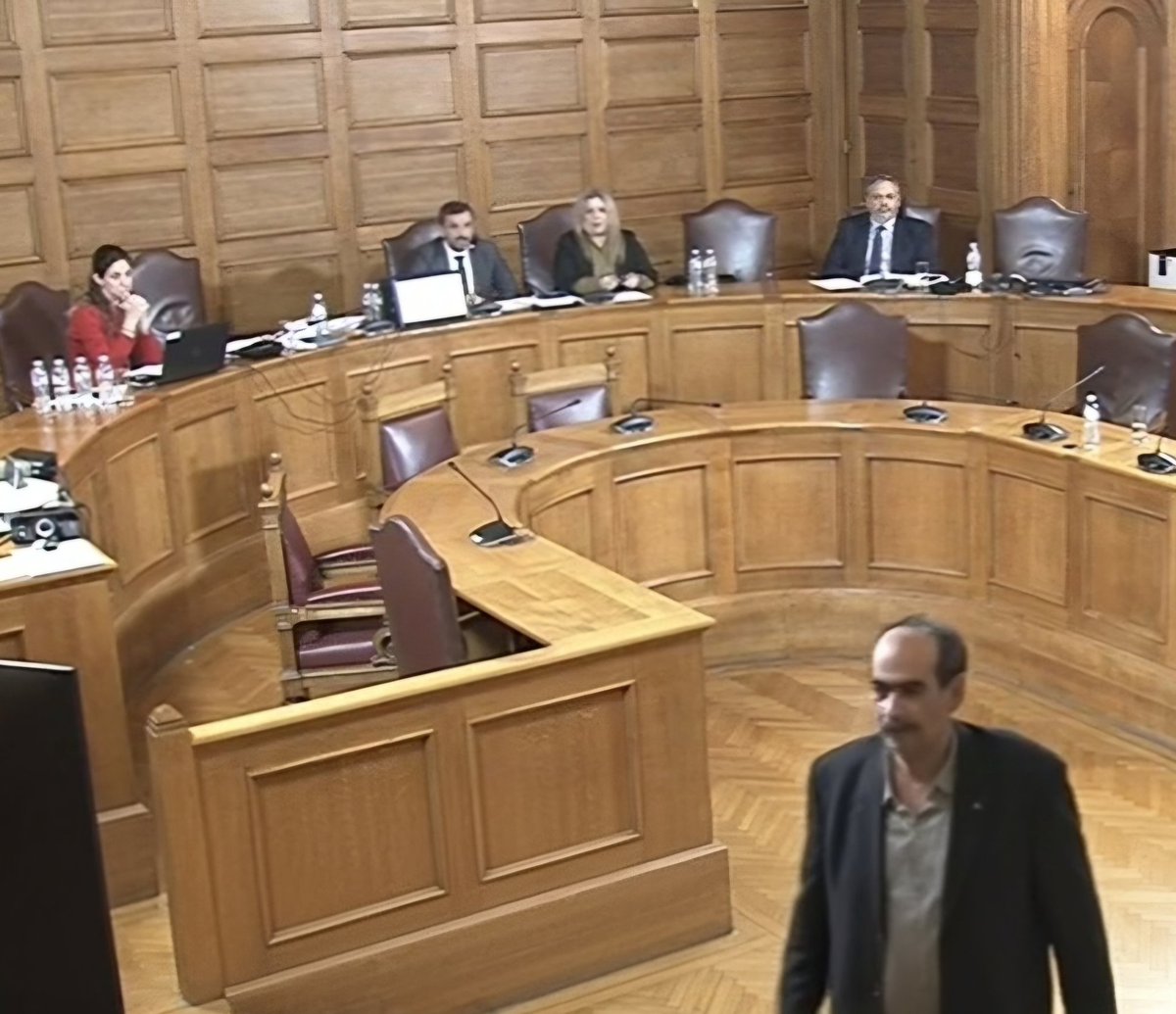 Ούτε ο ίδιος ο Φραπές δε πίστευε ότι θα έφευγε σήμερα ελεύθερος από την εξεταστική #οπεκεπε. Φαίνεται και από την αμηχανία του καθώς αποχωρούσε όταν ο Νεοδημοκράτης πρόεδρος της εξεταστικής του λέει "Ευχαριστούμε για την παρουσία σας"