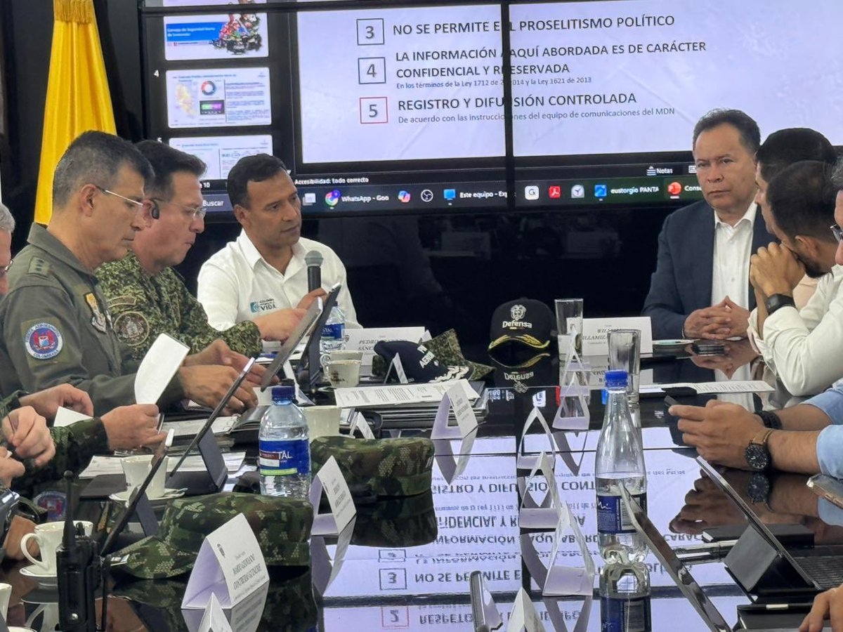 COMANDANTE_FFMM's tweet photo. Hemos culminado un Consejo de Seguridad en #Cúcuta, donde escuchamos las inquietudes y solicitudes de las autoridades civiles, con quienes hemos trabajado de manera articulada y permanente para enfrentar las diferentes amenazas que afectan a la región, en especial aquellas presentes en el área de frontera.

Como @FuerzasMilCol, hemos reafirmado nuestro compromiso de continuar fortaleciendo la integración de inteligencia en estrecha coordinación con la @PoliciaColombia, y de ajustar la estrategia operacional para golpear con mayor contundencia a los Grupos Armados Organizados que delinquen en esta zona, en particular al "ELN" y al "Frente 33" de las disidencias de alias Calarcá, cuya criminalidad muta de manera constante.

Con las unidades militares desplegadas en este territorio seguiremos incrementando el control efectivo del área, anticipándonos a las diferentes amenazas, para evitar confrontaciones entre estructuras criminales, frenar su expansión delictiva y afectar de manera sostenida sus economías ilícitas.

Este año, en este departamento, hemos logrado 919 afectaciones a las estructuras criminales del Frente 33 y del ELN, entre ellas 693 capturas, la incautación de cerca de 450 armas, más de 66 mil municiones y aproximadamente 18 toneladas de sustancias ilícitas. Resultados que reflejan el compromiso y la entrega de nuestros Soldados, Marinos y Aviadores, quienes trabajan incansablemente de forma coordinada con los Policías por la seguridad de todos los colombianos.