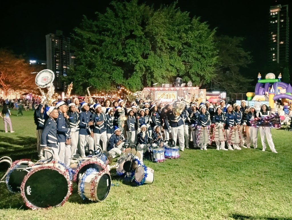Primera de dos presentaciones de La Banda de Música del Instituto Nacional de Panamá en El Mercadito Sabanero.
El viernes 12 una vez más el talento netamente Institutor deleitará con sus interpretaciones en este mismo lugar.
Asista y brindele sus aplausos a estos estudiantes.