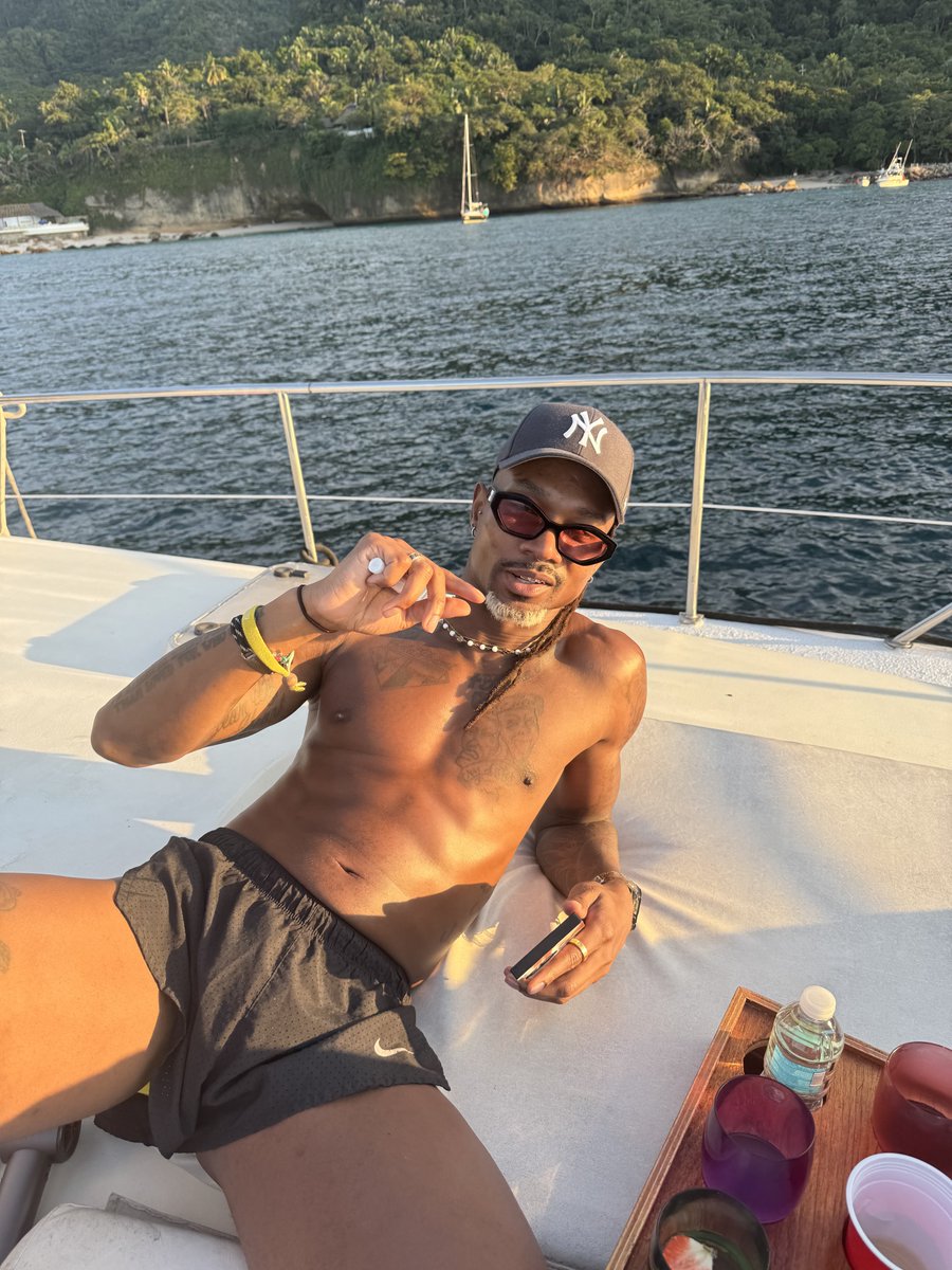 coolin101's tweet image. Ten (3) different looks and my looks all kill 😎.  

It’s something about being out on water that heals me. Yes.  #PVR