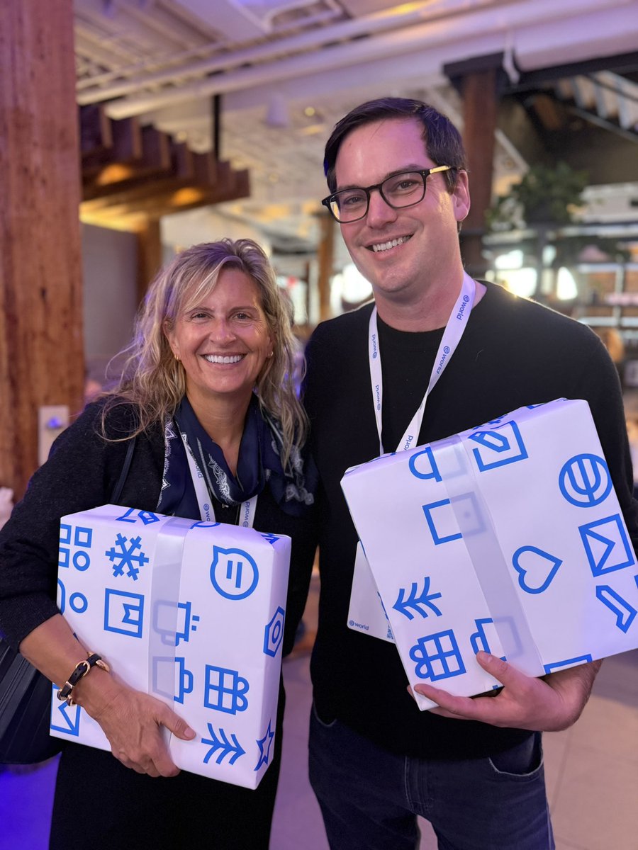 Hoy nos divertimos desempacando productos de @worldcoin en su oficina, especialmente el nuevo World Chat (¡protegido por