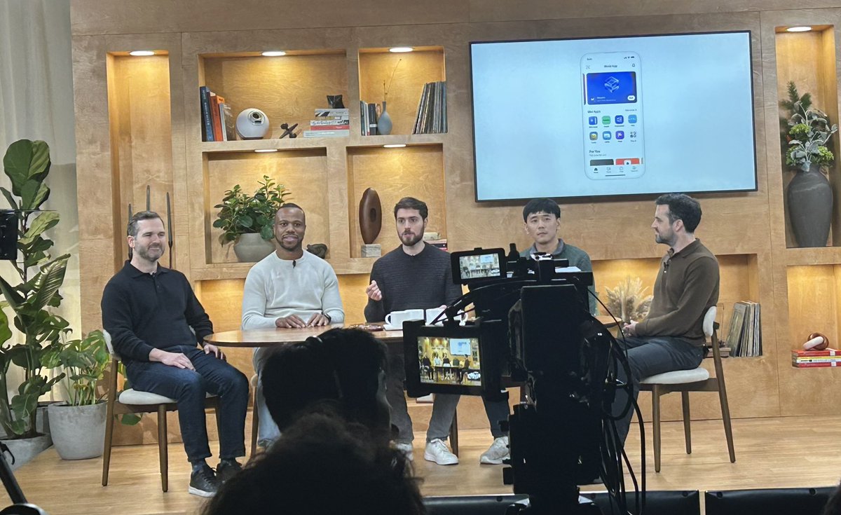 Hoy nos divertimos desempacando productos de @worldcoin en su oficina, especialmente el nuevo World Chat (¡protegido por