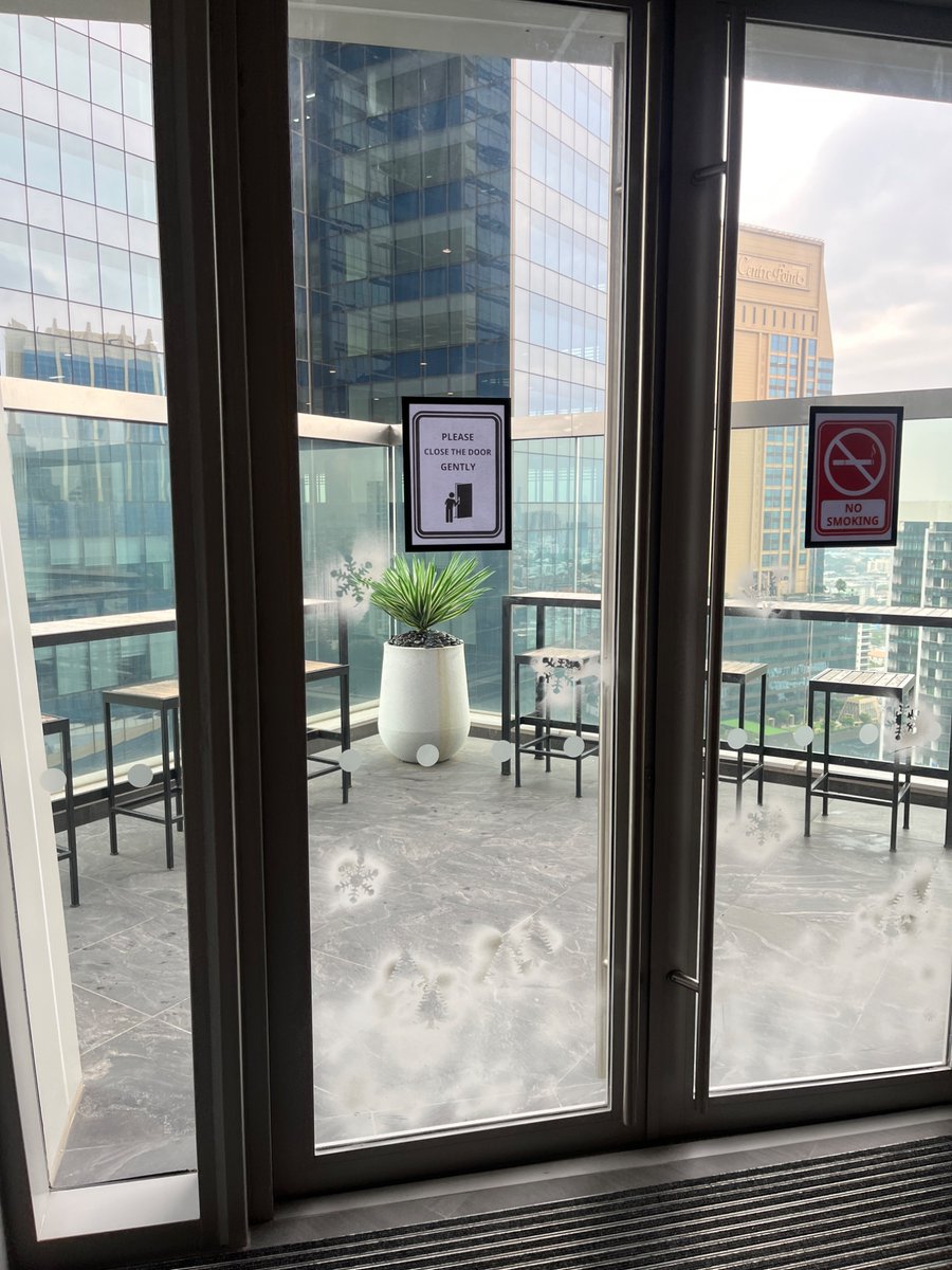 เพิ่งรู้ว่าออฟฟิตมีที่นั่ง outdoor ด้วย อันนี้ดีมาก และอากาศช่วงนี้กำลังเย็นสบาย ไม่ใช่มุมสูบบุหรี่ด้วยนะ 👍👍👍