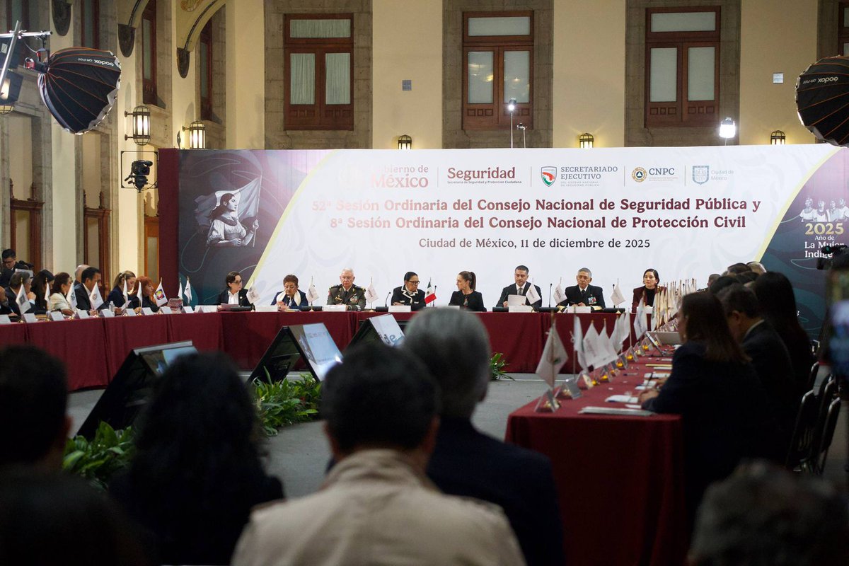 Hoy acudimos al Consejo Nacional de Seguridad Pública y Sesión Ordinaria del Consejo Nacional de Protección Civil; un encuentro encabezado por nuestra presidenta <a href="/Claudiashein/">Claudia Sheinbaum Pardo</a> y al que acudimos el gabinete legal y ampliado, así como los 32 gobernadores y gobernadoras del país.