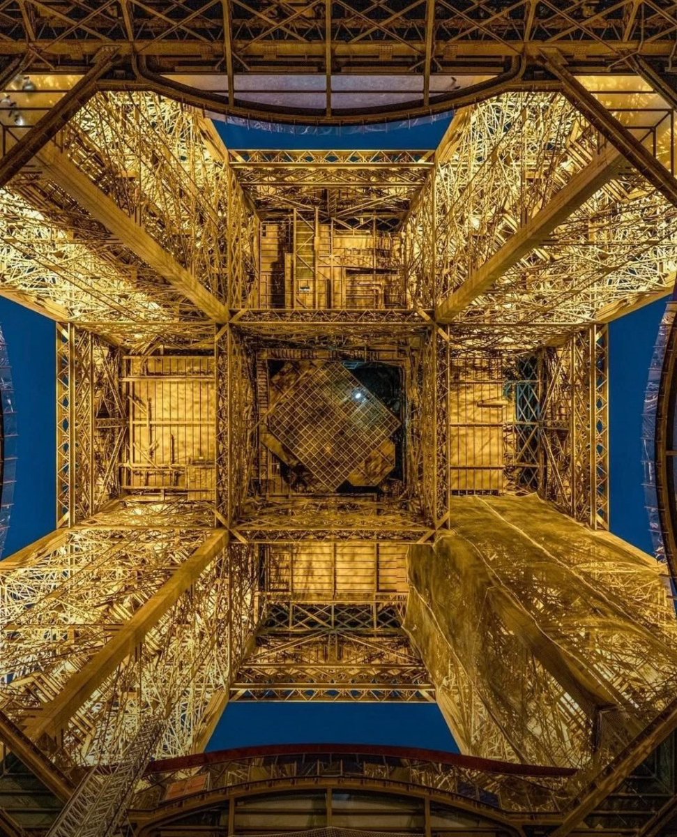 Эйфелийн цамхагын доод талаас авсан зураг:
📸 Жеффри Милстейн