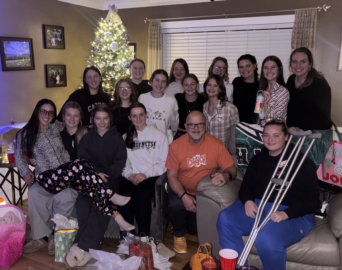 Merry Christmas from Carter Softball 🎄💚