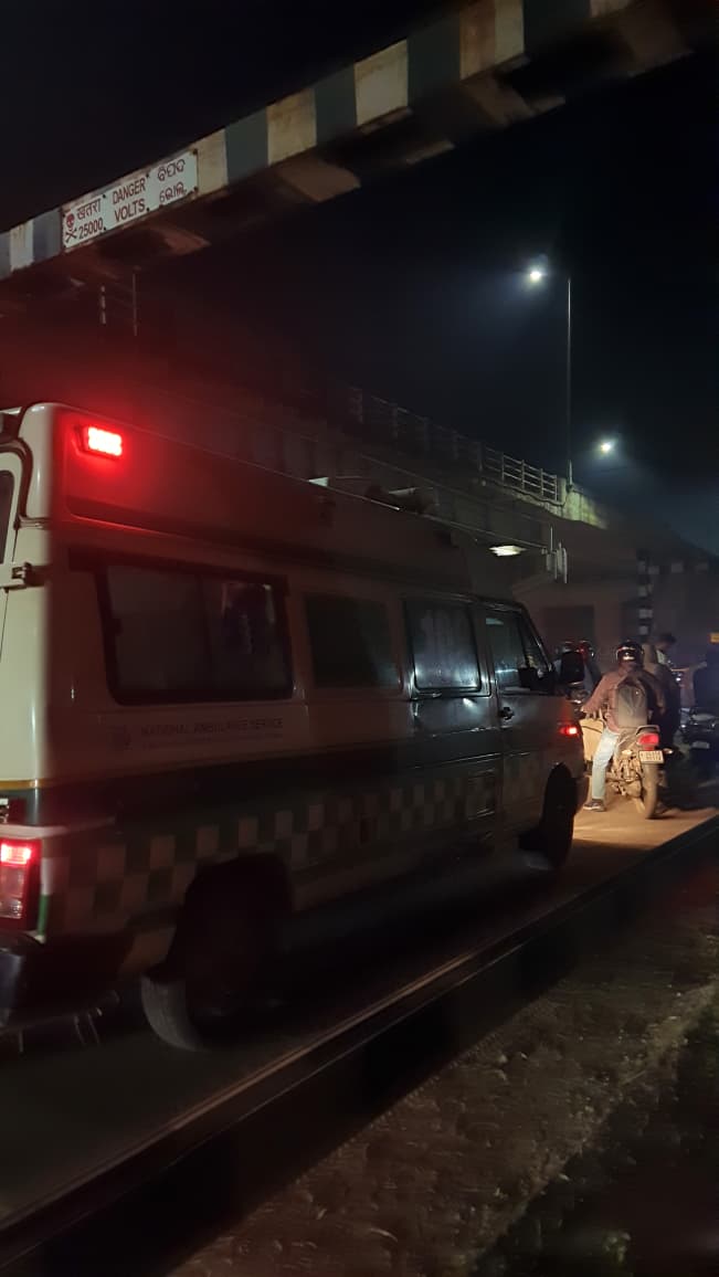 DebasmitSahu's tweet photo. If an ambulance can get stuck at a railway gate, any life can be at risk. 💔🚑We need better emergency protocols so this never happens again.A few seconds can decide someone’s future.
#PublicSafety #EmergencyResponse #Ambulance #RailwayCrossing #Baripada #Odisha #India #OTVNews https://t.co/qquRMgFXQG