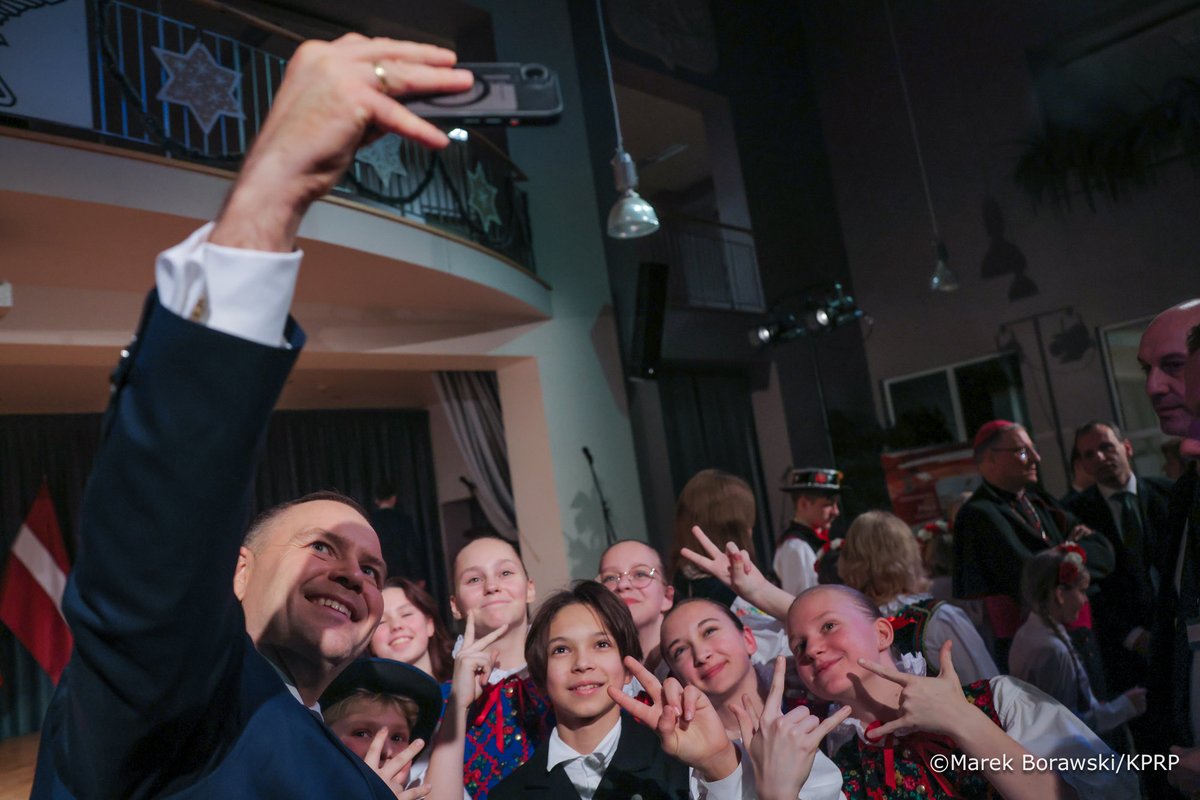 Prezydent RP <a href="/NawrockiKn/">Karol Nawrocki</a> w #Ryga: Dziękuję za wywiązywanie się z obowiązków polskości!