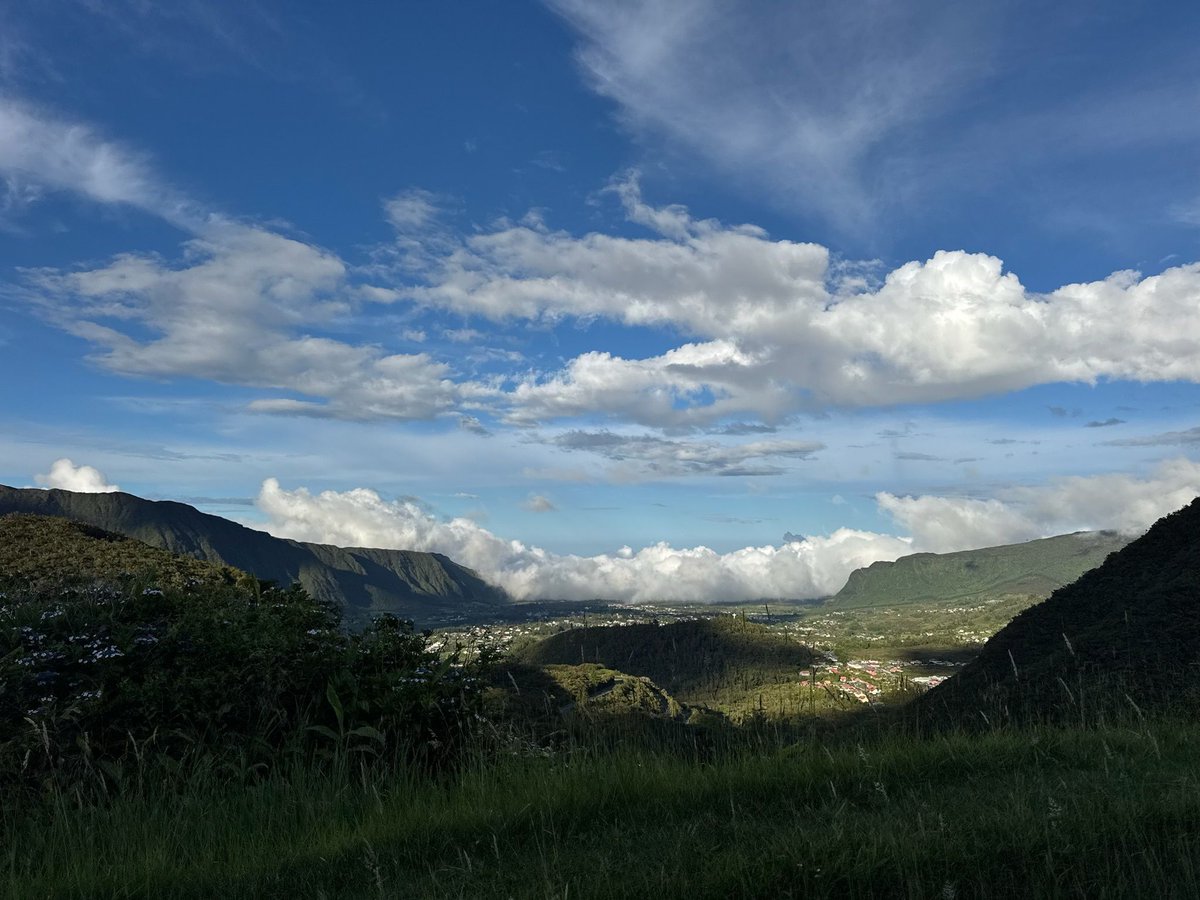 Sophiae aux Assises de l’Enseignement Catholique à La Réunion !

Au programme : IA, laïcité, école inclusive, développement durable, sport, santé.

Nous avons animé deux conférences sur l’IA et l’éducation et formé les chefs d’établissement lors d’une semaine riche en échanges.