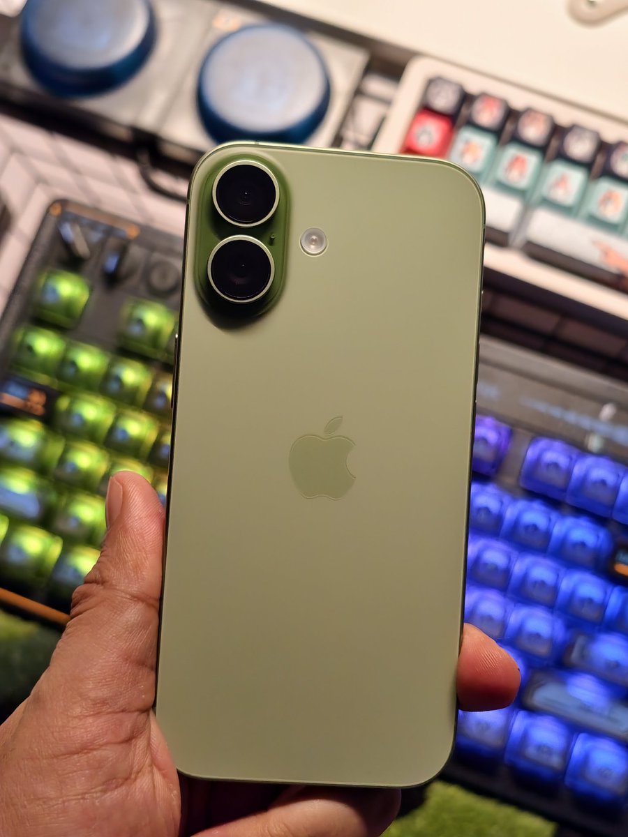 stufflistings's tweet image. Phone with zero haters, 2025 edition.