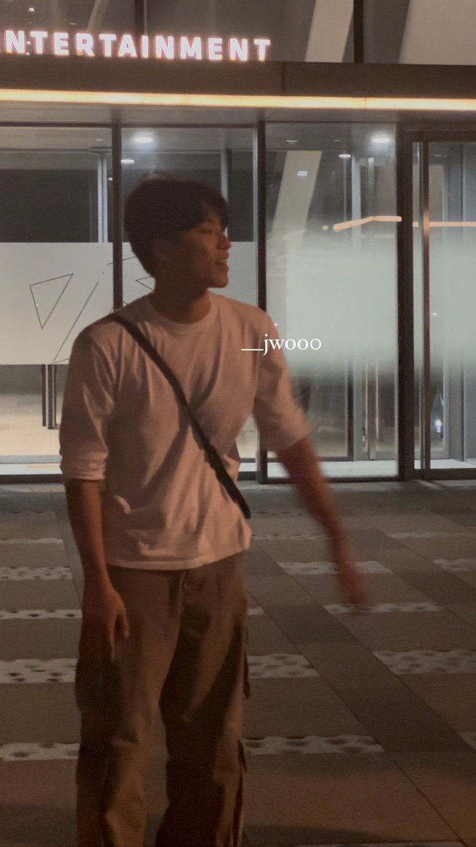 무지티를입어도피지컬이압도적으로드러나는남자

가슴