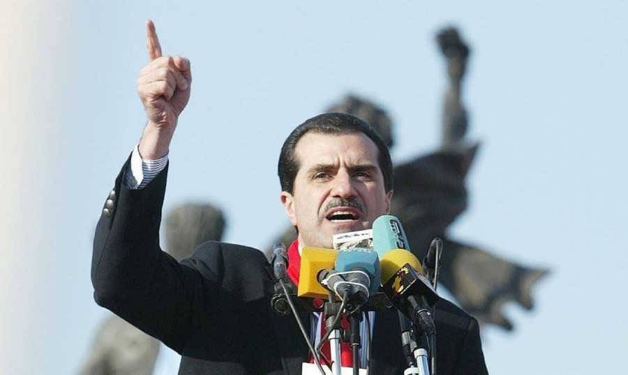 في الذكرى العشرين لاغتيال #جبران_تويني، نستعيد صوتًا واجه الوصاية بلا خوف، وقلمًا دفع حياته ثمنًا لحرية #لبنان. اغتياله كان جزءًا من آلة الترهيب التي استخدمها نظام الأسد ووكلاؤه لكسر إرادة اللبنانيين.
اليوم، بسقوط ذاك النظام، يبقى قسمه حياً : الحرية أقوى من القمع، والسيادة لا