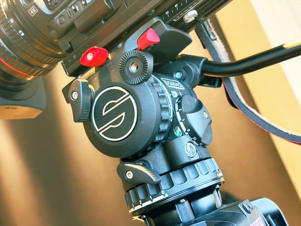 TimecodeLab's tweet image. 本日は大学業務。
大阪市内のホテルと学生によるコラボ企画の取材です。

私が出入りしている大学の事務局さんは、ただいま更新機材選定中。
今日はラボから Canon XF605とLibec Quick Lock三脚を貸出。雲台は代理店からデモ機で入れていただいているsachtler FSB 8。
これは、かなり良い組合せです！