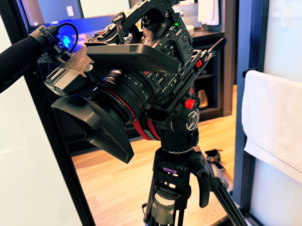 TimecodeLab's tweet image. 本日は大学業務。
大阪市内のホテルと学生によるコラボ企画の取材です。

私が出入りしている大学の事務局さんは、ただいま更新機材選定中。
今日はラボから Canon XF605とLibec Quick Lock三脚を貸出。雲台は代理店からデモ機で入れていただいているsachtler FSB 8。
これは、かなり良い組合せです！