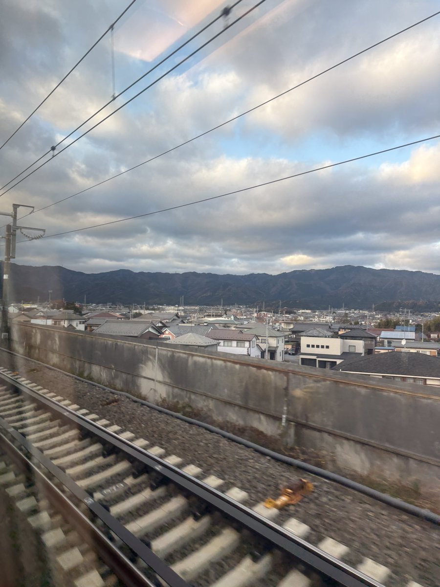 tera_axis's tweet photo. 今日から2泊3日で大阪。
一緒に事業しているチームの忘年会に参加するためなんだけど、仕事もガッツリする。
子育てしてると日中3時間仕事できることなんてないから貴重だし、この時間を作ってくれた妻に感謝。
そして、ワークライフバランスとか意味わからんくらいに楽しく仕事できる今の環境も有難い。