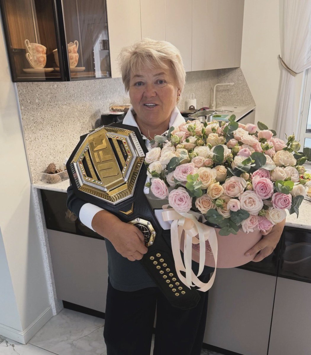 DovySimuMMA's tweet photo. Petr Yan’s mother with his UFC belt ❤️ she kinda looks like him https://t.co/FGi2ee8ELS