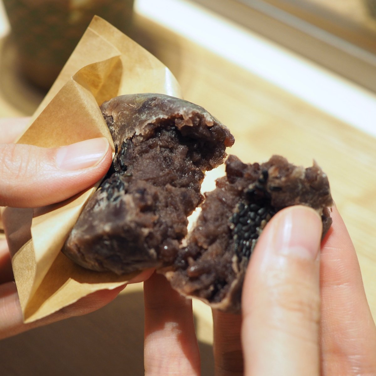 おはようございます✨

やって参りました、月曜日(*´ω`*)
焼き立ての金鍔の断面をご覧になって、まずはちょっと気分をアゲていただいて、今週も元気にお過ごしください(*´ω`*)✨
#日本橋本店限定　#焼き立て金鍔