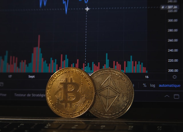 dailysocial's tweet photo. OJK Terbitkan Aturan Baru untuk Perkuat Pengaturan Aset Keuangan Digital dan Derivatif Kripto https://t.co/6WNta7Grpa https://t.co/MnPVSaRuwv