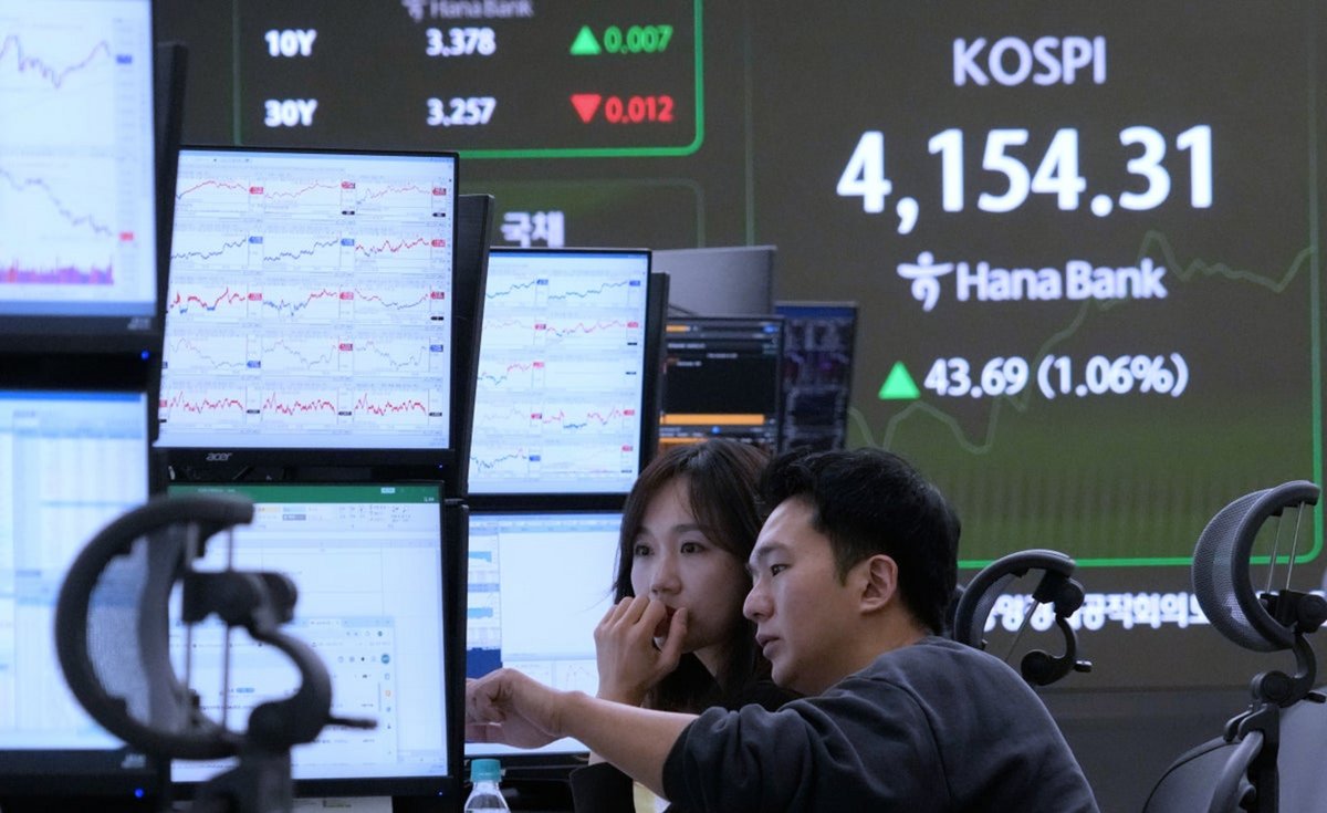 Oracle's nosedive of 14% is shaking up Wall Street. Nvidia's not immune either. 

But hey, Adobe's riding high. 

Tech stocks are on a rollercoaster, and Nasdaq's feeling the heat. 🎢📉