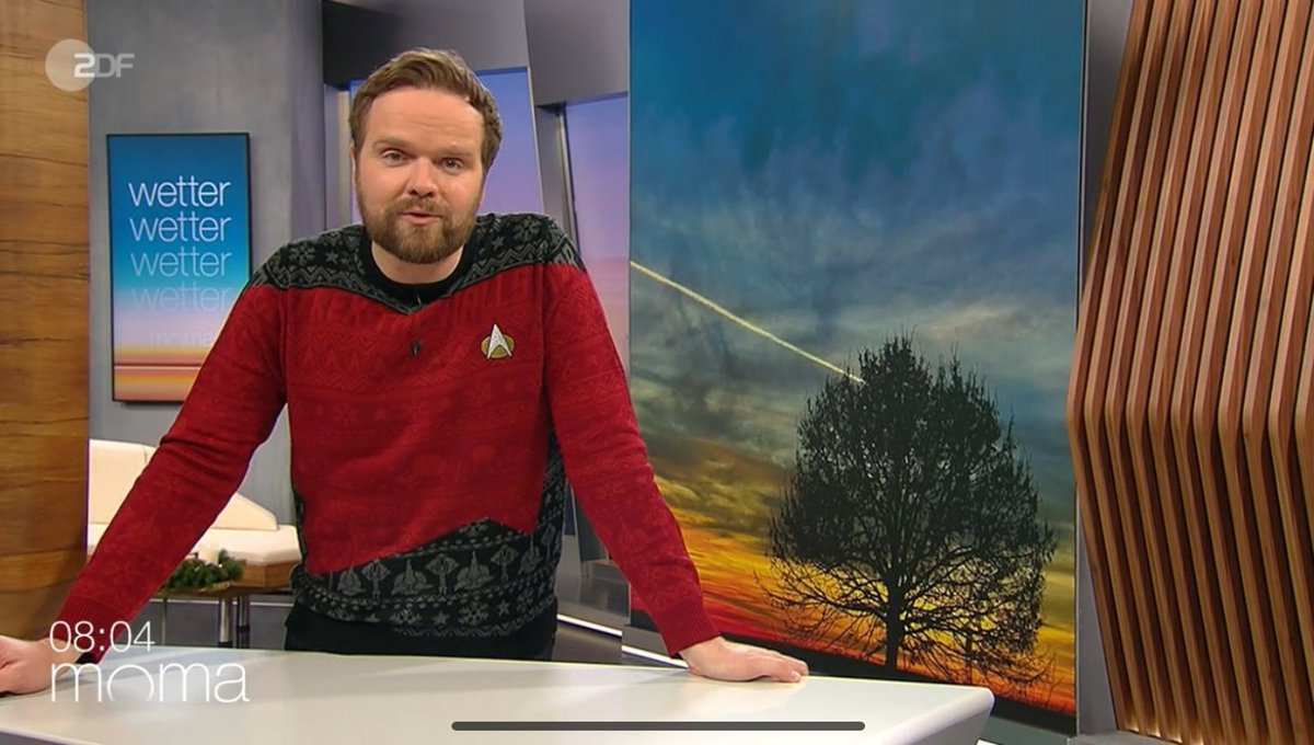 bjoernhesse's tweet photo. Bester Mann der @BenjaminStoewe vom #ZDFmoma - Gestern noch live erlebt im Zollernhof, heute mit Star Trek Ugly Sweater unterwegs. Seit @Icke41 hat niemand mehr so viel Fun Factor ins deutsche Fernsehen gebracht. Für mich der eigentliche Star beim @ZDF 🖖 “Live long an prosper“ https://t.co/GDcvUA8Ac1